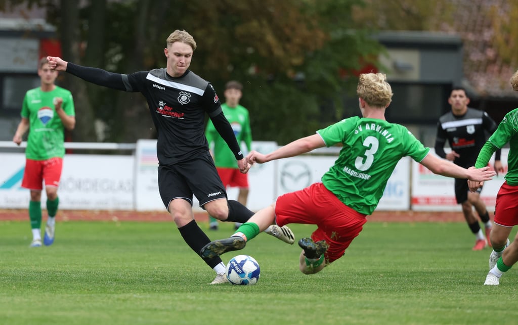 Anton Fink (l./gegen Tim Krieger) glänzte einmal mehr mit einem Doppelpack. Der 20-Jährige hat in sechs Saisonspielen achtmal getroffen.