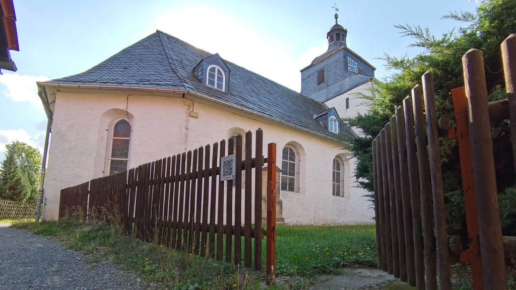 Die Dorfkirche in Wienrode. Der Zaun schottet das Gotteshaus etwas ab, deshalb soll er gleich ganz abgebaut werden.