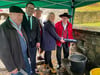 Samstag wurde die Zeitkapsel in das Denkmal am Braunsbrunnen wieder eingesetzt: V.l.: Friedrich Krüger, Bürgermeister Andreas Nette, der amtierende Brunnenherr Dietrich Lehmann, Franziska Hempel vom Altertumsverein, Ottmar Rost von den Thaldorfer Pfingstburschen. 