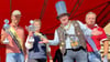 Alexander Gensterblum (l.) heißt der Müchelner Kartoffelkönig 2025. Kerstin Brandt hat ihren Titel als Kartoffelkönigin verteidigen können. Vorjahressieger Knut Lesser (2.v.r.) und Teilnehmer René Kakerbeck aus Plauen gratulierten den beiden Gewinnern. 