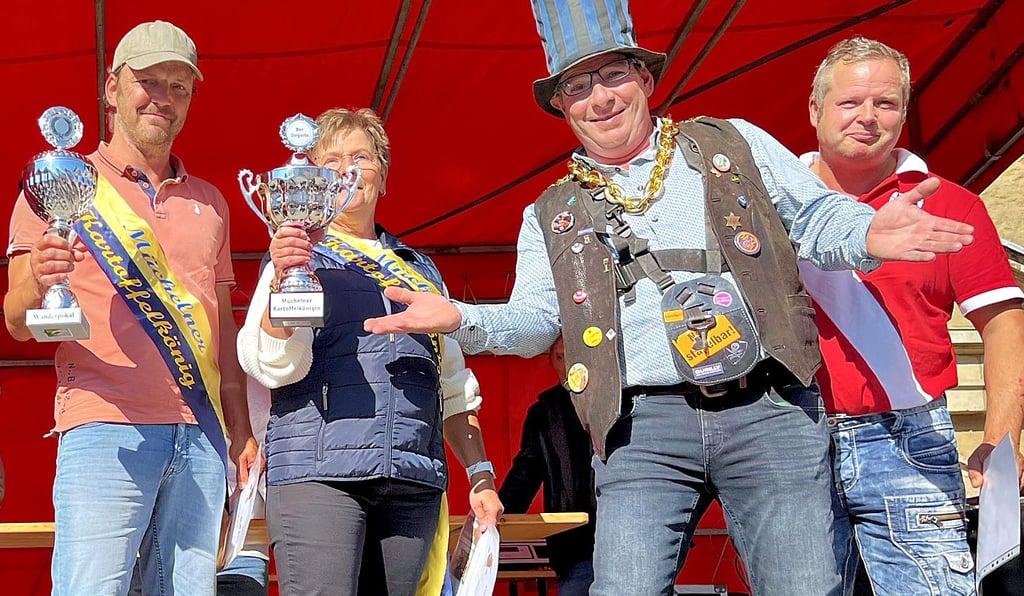 Alexander Gensterblum (l.) heißt der Müchelner Kartoffelkönig 2025. Kerstin Brandt hat ihren Titel als Kartoffelkönigin verteidigen können. Vorjahressieger Knut Lesser (2.v.r.) und Teilnehmer René Kakerbeck aus Plauen gratulierten den beiden Gewinnern.