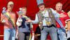 Alexander Gensterblum (l.) heißt der Müchelner Kartoffelkönig 2025. Kerstin Brandt hat ihren Titel als Kartoffelkönigin verteidigen können. Vorjahressieger Knut Lesser (2.v.r.) und Teilnehmer René Kakerbeck aus Plauen gratulierten den beiden Gewinnern. 