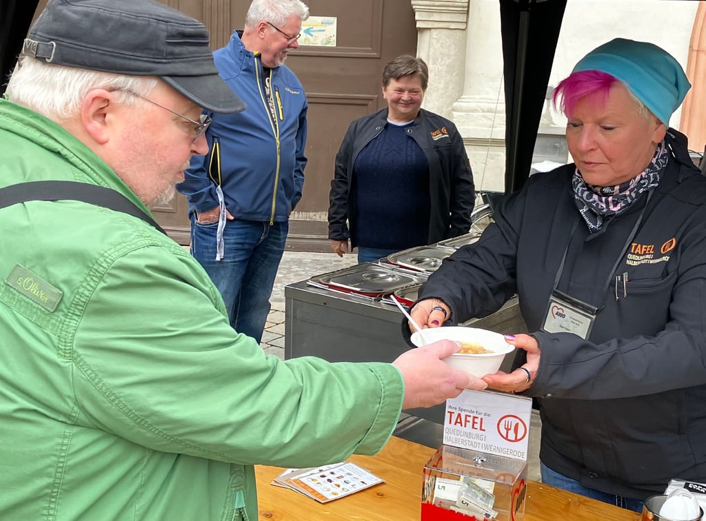 Tafel-Helferin Simone Rach verteilt Suppe an Passanten.