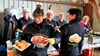 Trotz Regens zieht das Kartoffelfest in Garz viele Besucher an.&nbsp;Das Kartoffelpuffer-Team von Garz hatte wieder gut zu tun. Für Puffer und Suppe wurden 275 Kilogramm Kartoffeln geschält.