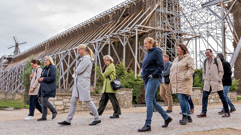 Die Mitglieder des Landesfachausschusses und die Gastgeber von Stadt und Solpark bei der Begehung des Kurgebietes.