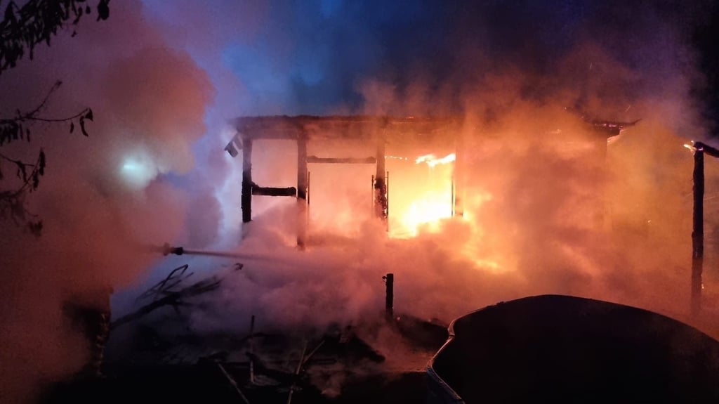 Gartenlaube im Stadtgebiet Burg stand in Flammen.