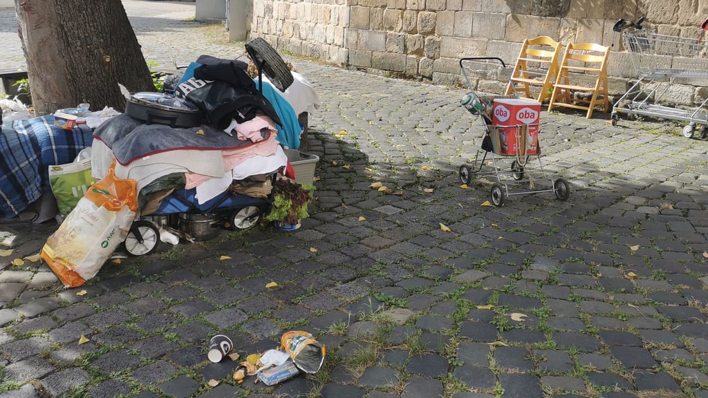 Verdorbene Lebensmittel, Lumpen und anderer Müll: Die stadteigene STALA hat das Lager der Obdachlosen Ines H. am 30. September mal wieder geräumt.