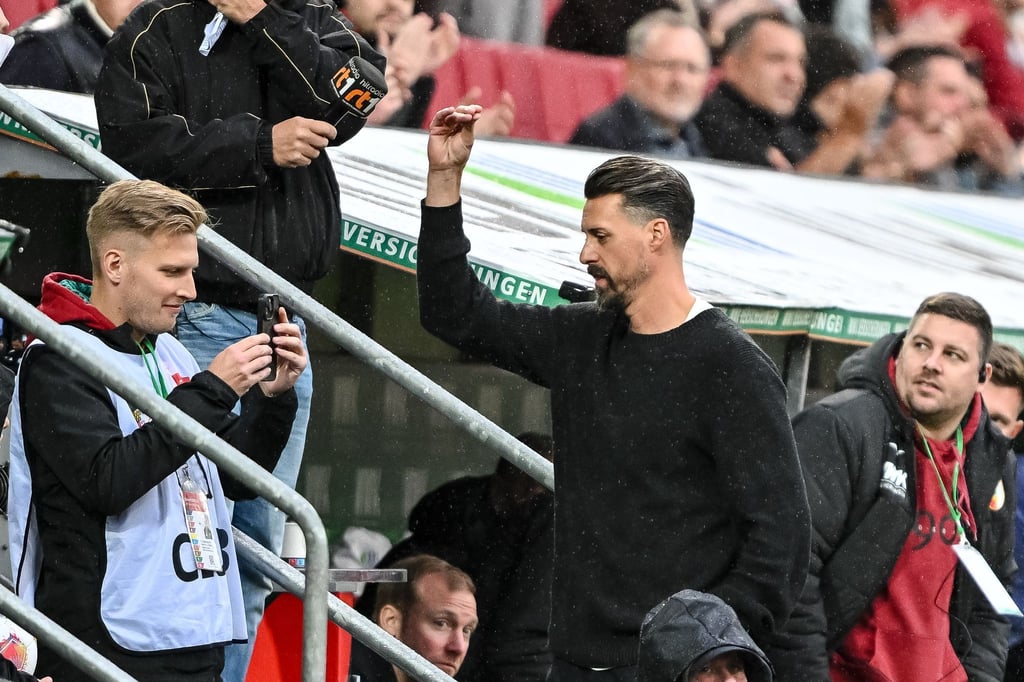 Sandro Wagner reagiert nach dem Abpfiff mit einer Geste Richtung Publikum.