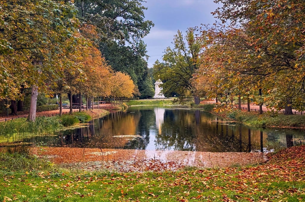 Herbstlich mild und stark bewölkt soll es in Berlin und Brandenburg werden. (Archivbild)