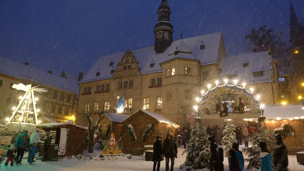 Der verschneite Sternthaler Weihnachtsmarkt in Blankenburg. Der kleine ehrenamtlich organisierte Markt sieht sich als Angebot der Blankenburger für Blankenburger. Doch die Organisation wird immer bürokratischer.