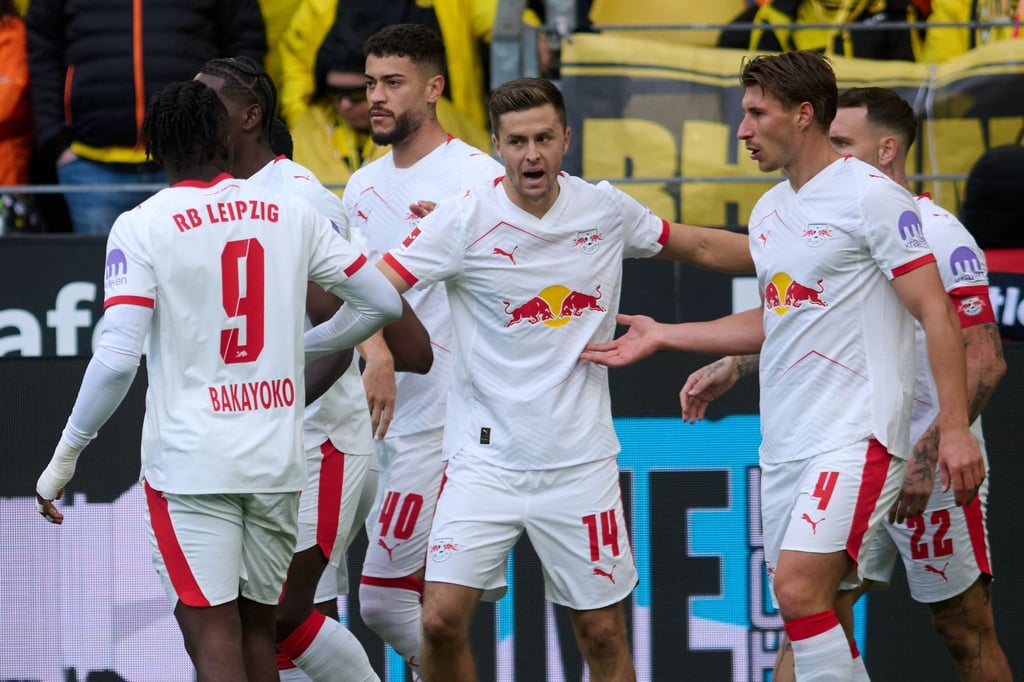 Christoph Baumgartner (RB Leipzig, M) jubelt über seinen Treffer zum 0:1.