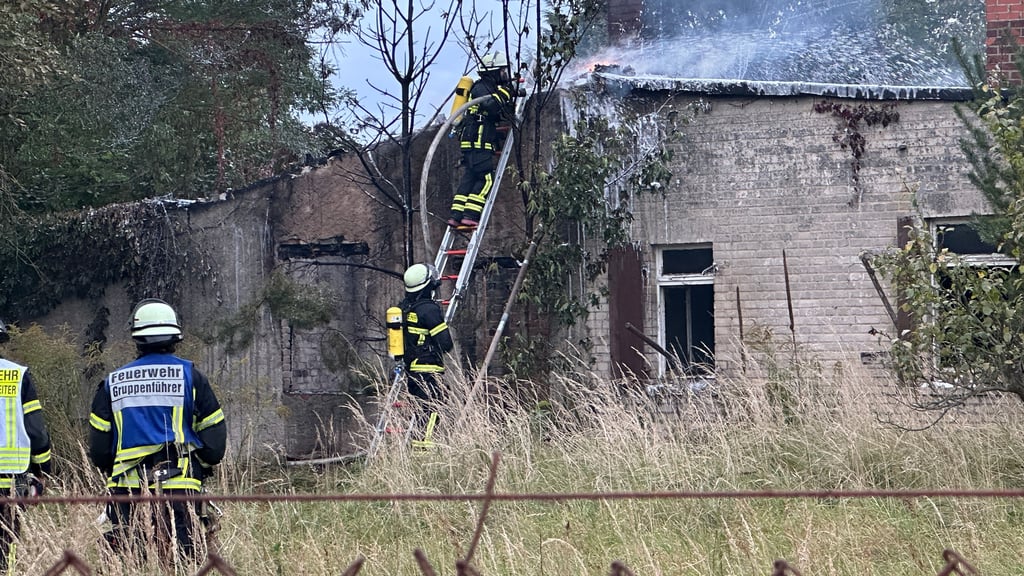 Ein Gebäude zwischen Stendal und Heeren löschten Einsatzkräfte der Ortswehren Stendal, Heeren, Bindfelde und Wahrburg am Sonntag, 5. Oktober.