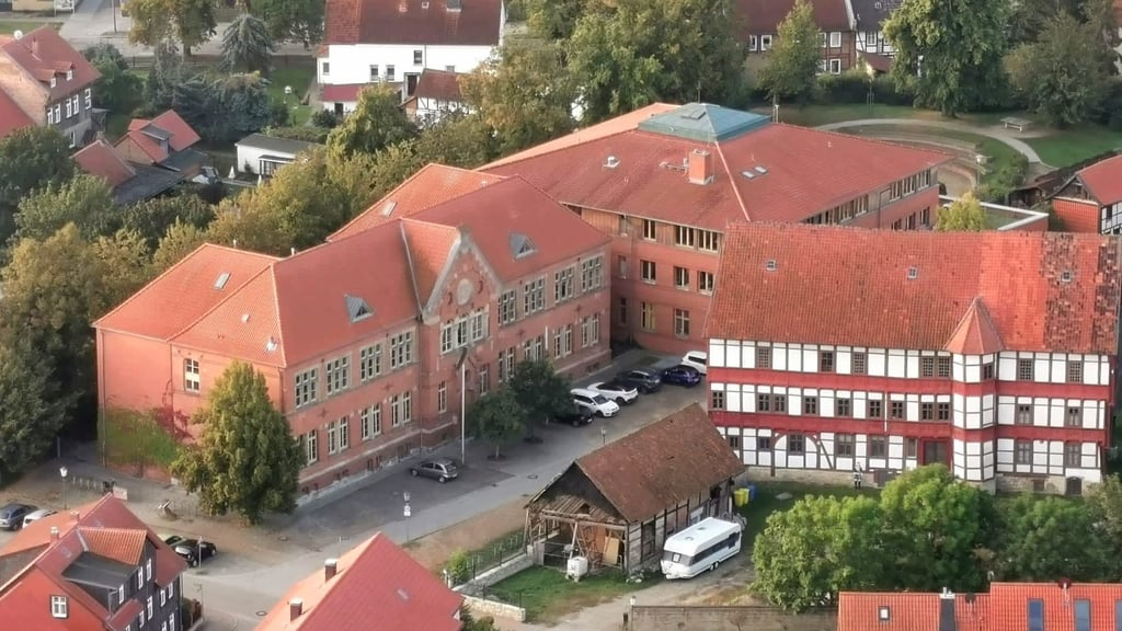 In gut zwei Monaten wird der neue Bildungsmister Jan Riedel am Fallstein-Gymnasium in Osterwieck erwartet. Der CDU-Politiker will damit bewusst Zeichen setzen.