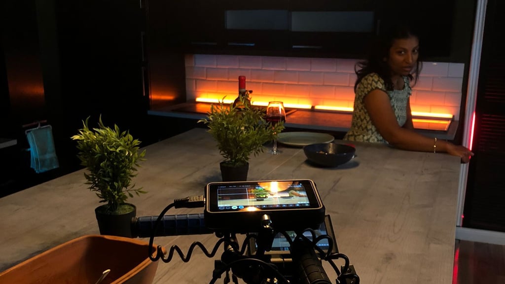 Die Berliner Schauspielerin Sabeen Saeed bei Dreharbeiten im Studio von Maksym Zhygaltsov.