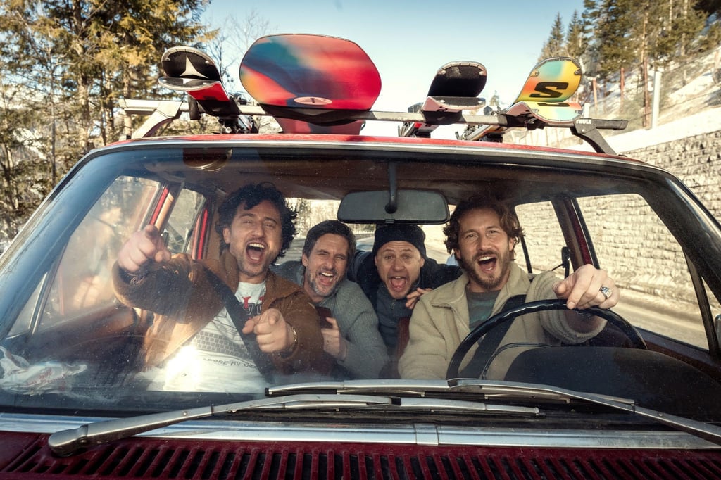 Mitten hinein in die Krise geht es für vier Freunde in der Netflix-Serie „Alphamännchen“.