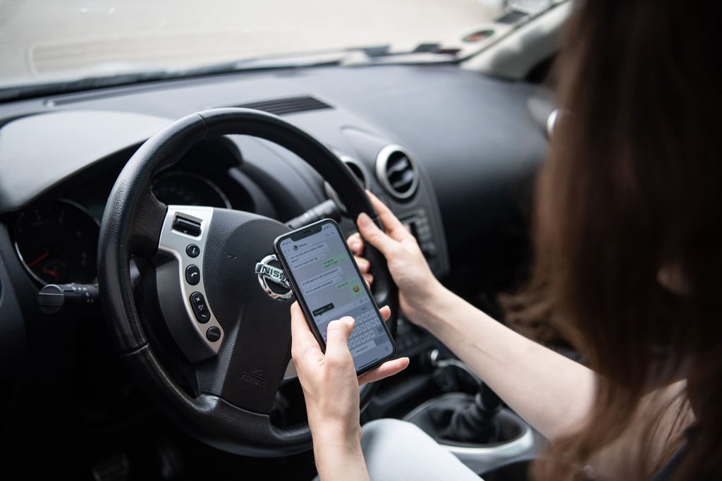 Kurzer Blick aufs Handy: Unaufmerksamkeit ist laut Unfallforschern eine der häufigsten Unfallursachen. (Symbolbild)