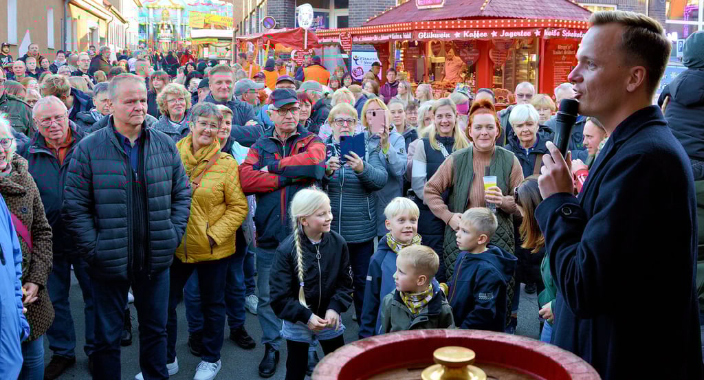 Bürgermeister Alexander Kleine (rechts) wird den Klötzer Martinimarkt zum zweiten Mal in seiner Amtszeit eröffnen.