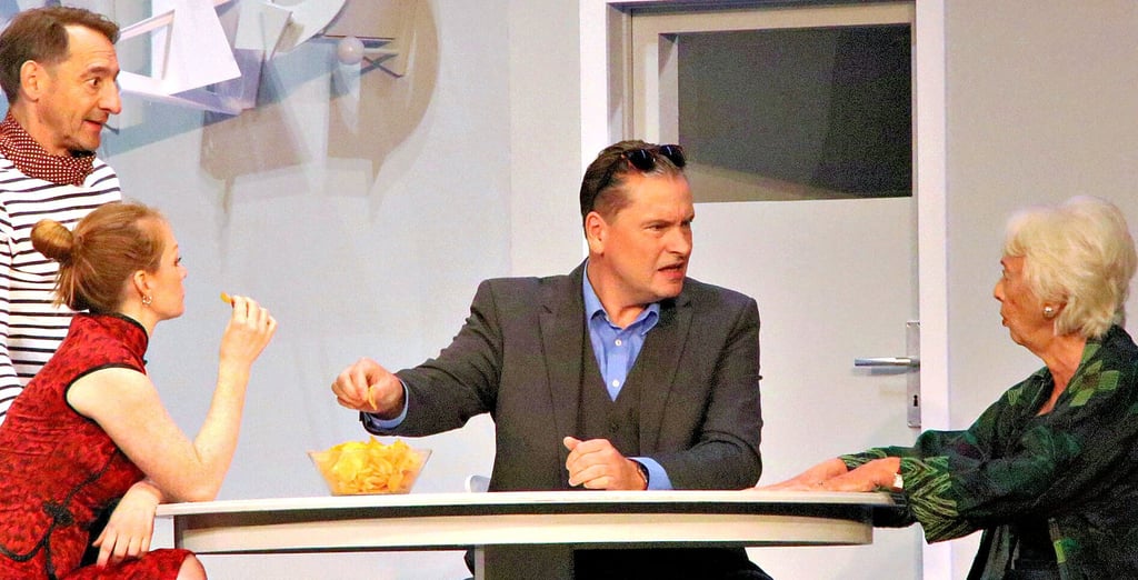Boris Aljinovic (von links), Janina Stopper, Boris Valentin Jacoby und Erika Skrotzki überzeugten ihr Publikum in einer hinreißenden Komödie, dass „Nein zum Geld“ keine Alternative ist.
