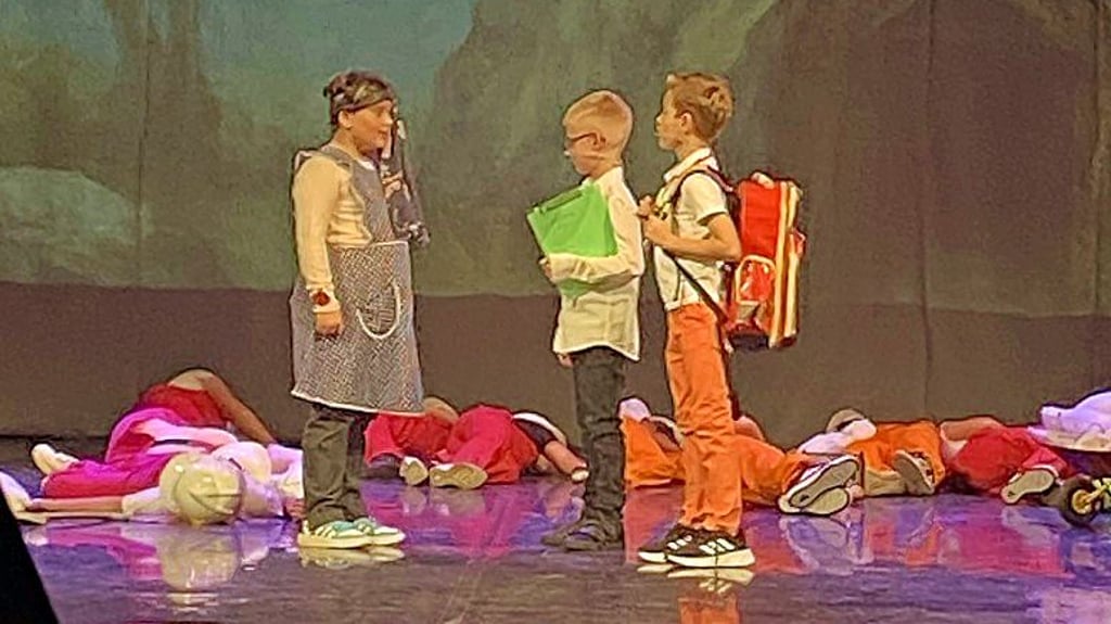 Reinigungskraft Hilde, Moderator Mickie und Rettungssanitäter Otto sind Nachbarn.