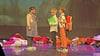 Reinigungskraft Hilde, Moderator Mickie und Rettungssanitäter Otto sind Nachbarn. 