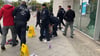 Etwa 20 Demonstranten protestieren nach Polizeiangaben an der CDU-Zentrale und versuchen in das Gebäude zu kommen, die meisten werden vorläufig festgenommen.