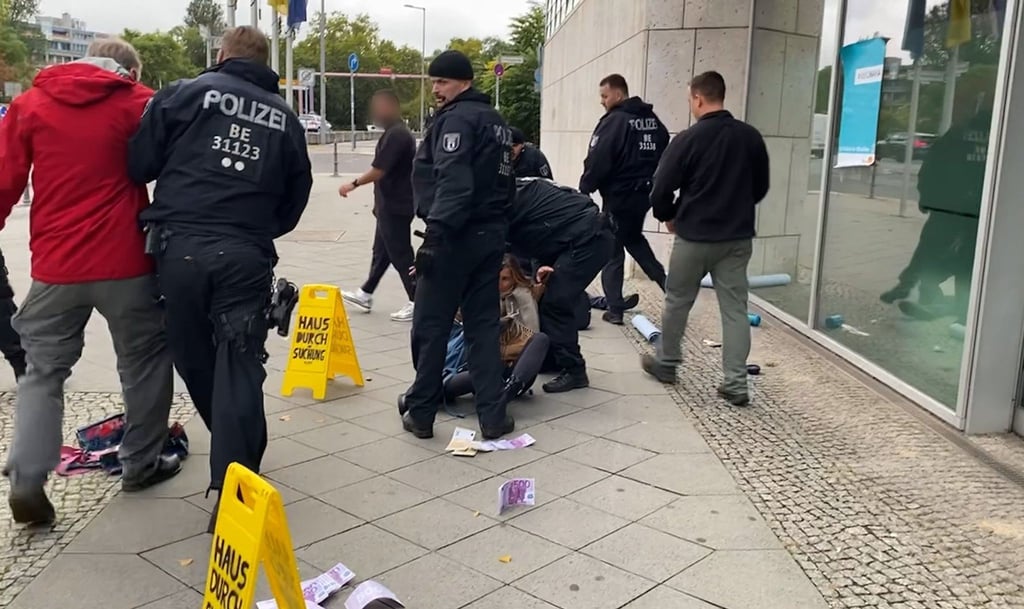 Etwa 20 Demonstranten protestieren nach Polizeiangaben an der CDU-Zentrale und versuchen in das Gebäude zu kommen, die meisten werden vorläufig festgenommen.
