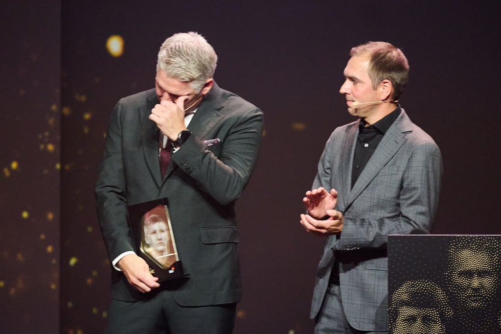 Bastian Schweinsteiger (l) zählt jetzt zu den Mitgliedern der Hall of Fame des deutschen Fußballs.