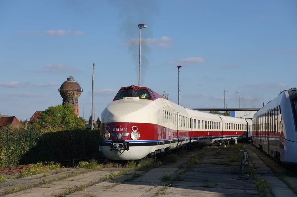 Erste Fahrt als kompletter Zug: Der SVT vierteilig unterwegs auf den Werksgleisen der VIS GmbH Halberstadt.