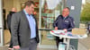 Der Regionalbereichsbeamte für das Seeland, Klaus-Ulrich Schnita (rechts), gibt Tipps, wie Kunden sich vor Taschendiebstählen schützen können.