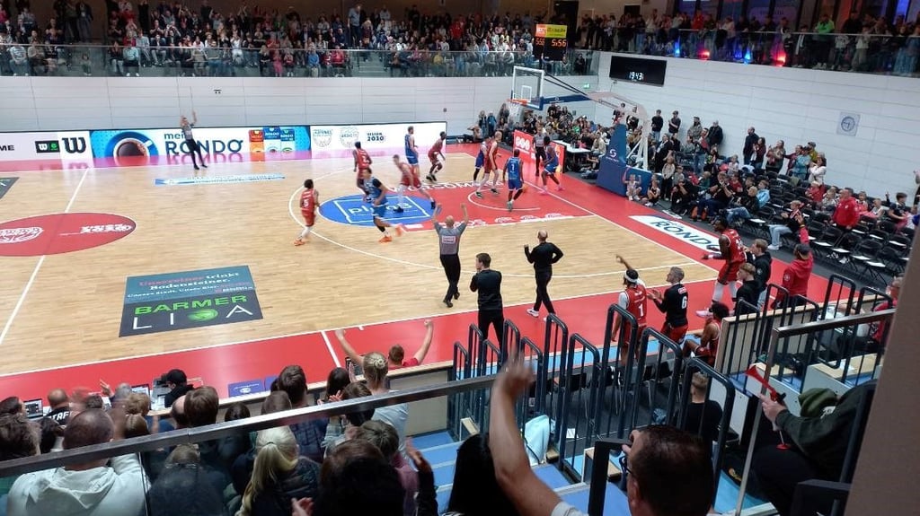 Sieg vor krachend voller Wolfgang-Lakenmacher-Halle beim ersten Heimspiel der SBB Baskets in Magdeburg in der Bundesliga Pro A.