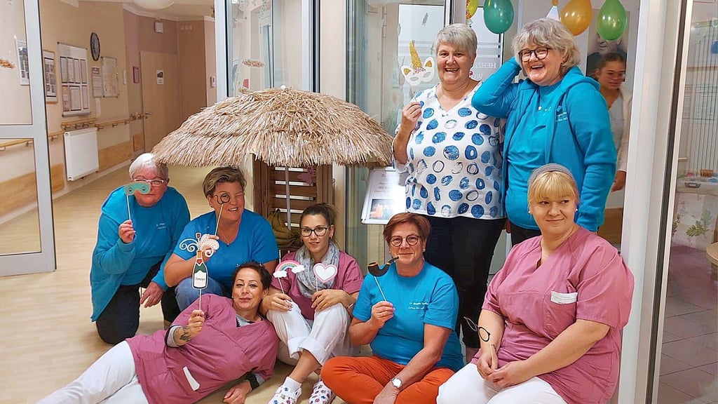 Pflege- und Hospizteam gestalten gemeinsam schwungvolle und erlebnisreiche Stunden für die Bewohner.