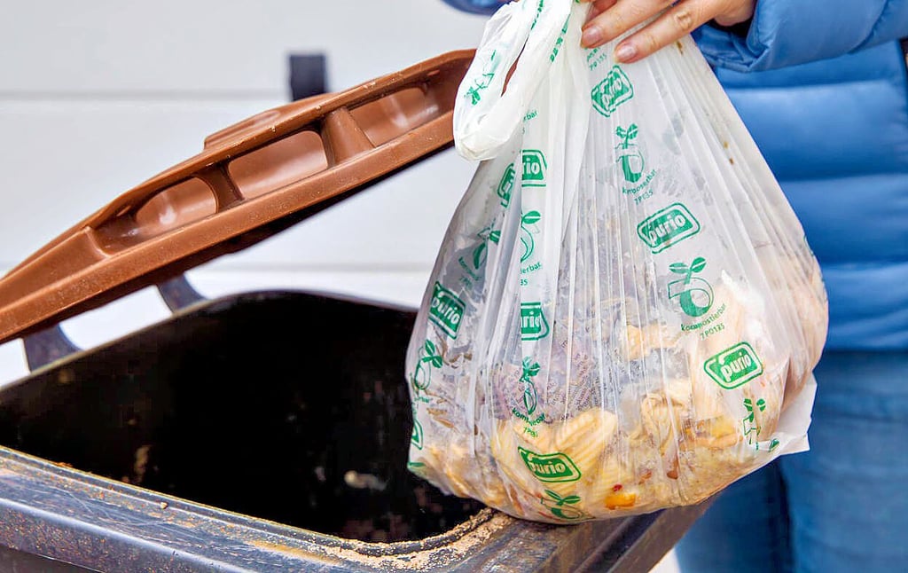 Für den Biomüll gelten seit Mai verschärfte Regeln. Tüten aus Platik etwa gehören nicht hinein.