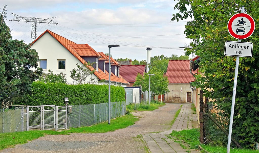 Das Foto zeigt ein Teilstück der Straße der Jugend in Vockerode, wo nach Möglichkeit Poller gestellt werden sollen.