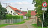  Das Foto zeigt ein Teilstück der Straße der Jugend in Vockerode, wo nach Möglichkeit Poller gestellt werden sollen.