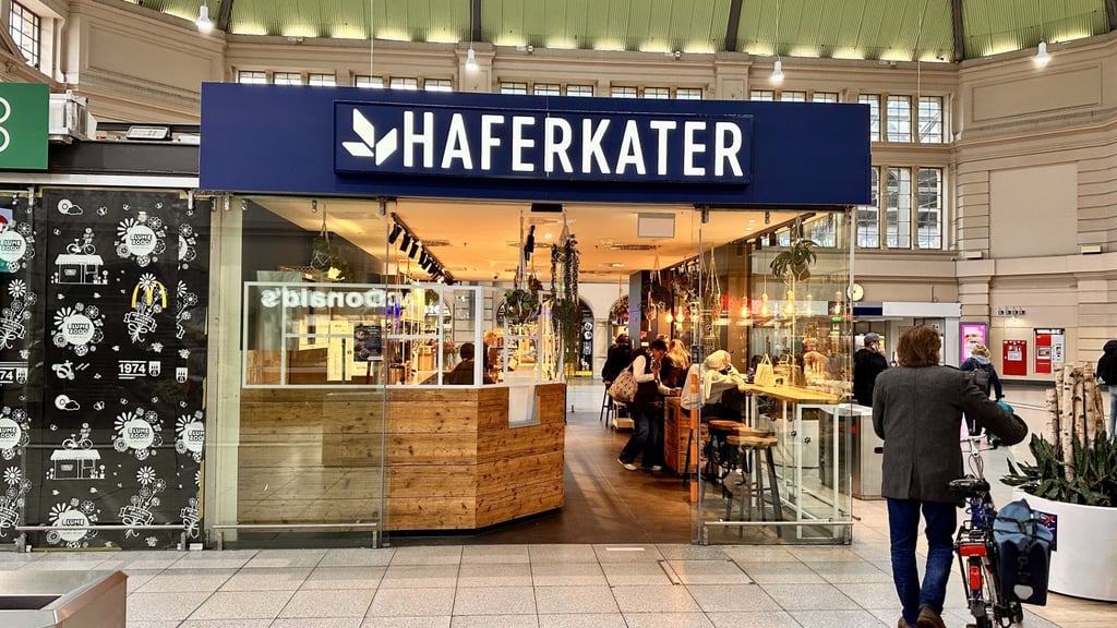 Der Haferkater in der Haupthalle des Bahnhofs Halle ist bei Reisenden, die gesundes Essen mögen, sehr beliebt.