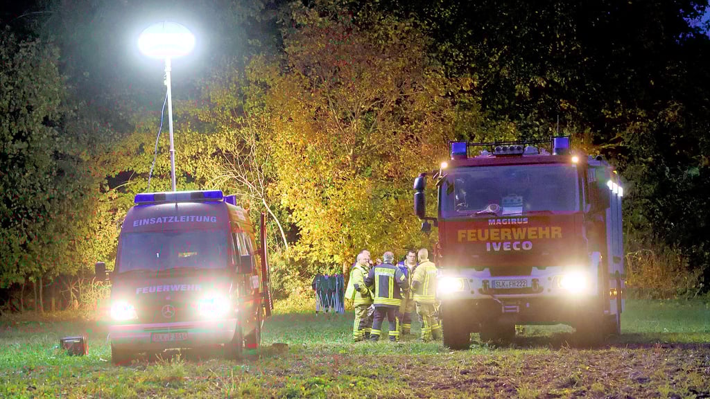 Die Kameraden der Freiwilligen Feuerwehr Hecklingen unterstützten die Polizeibeamten in der Hecklinger Feldflur bei der Bergung der Leiche und der Spurensicherung, in dem sie für die Ausleuchtung des Fundortes sorgten.