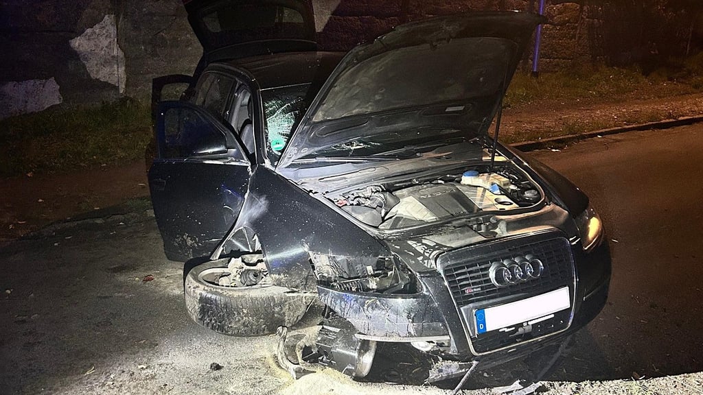 Der Audi eines 39-Jährigen stand nach einem Unfall quer auf der Michaelsteiner Straße in Blankenburg.