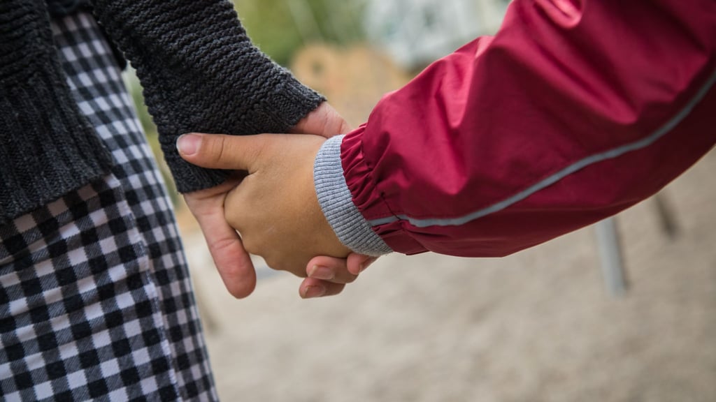 Psychische Gesundheit bei Kindern: Als Bezugsperson da sein, wenn man gebraucht wird – so gelingt es, die seelische Gesundheit von Kindern und Jugendlichen zu stärken.