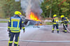 Die Feuerwehr aus Raguhn löscht am vergangenen Donnerstag auf der A9 bei Thurland den brennenden Audi.