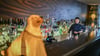 Die Bar „Green Door“ mit langem Holztresen beschreibt sich selbst als American Bar und befindet sich in Berlin in der Winterfeldtstraße in Schöneberg.