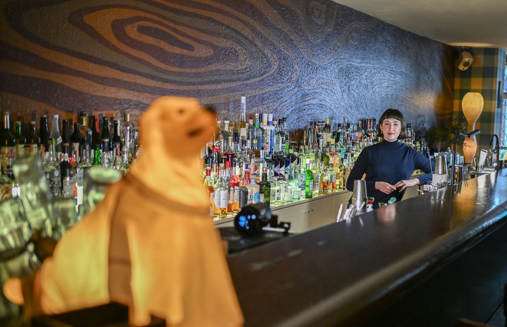 Die Bar „Green Door“ mit langem Holztresen beschreibt sich selbst als American Bar und befindet sich in Berlin in der Winterfeldtstraße in Schöneberg.