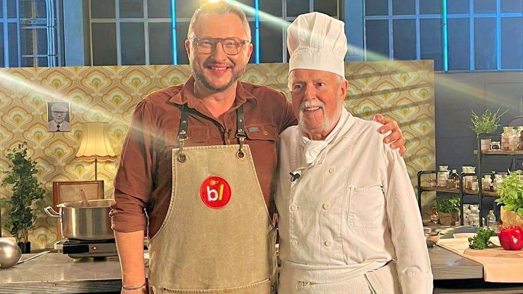 Der Reinsdorfer Koch Erich Klukas (r.) zeigte in der ZDF-Sendung „Besseresser“ dem TV-Koch Sebastian Lege, wie man eine echte DDR-Soljanka kocht.