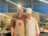 Der Reinsdorfer Erich Klukas (r.) erhielt eine Einladung zur ZDF-Sendung „besseresser“ mit Sebastian Lege, die am heutigen 7. Oktober, 20.15 Uhr, ausgestrahlt wird. Klukas kochte mit dem Fernsehkoch eine typische DDR-Soljanka. 