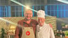 Der Reinsdorfer Koch Erich Klukas (r.) erhielt eine Einladung zur ZDF-Sendung „besseresser“ mit TV-Koch Sebastian Lege, die am 7. Oktober, 20.15 Uhr, ausgestrahlt wird. Klukas kochte mit dem Fernsehkoch eine typische DDR-Soljanka.