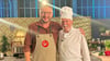 Der Reinsdorfer Koch Erich Klukas (r.) erhielt eine Einladung zur ZDF-Sendung „besseresser“ mit TV-Koch Sebastian Lege, die am 7. Oktober, 20.15 Uhr, ausgestrahlt wird. Klukas kochte mit dem Fernsehkoch eine typische DDR-Soljanka.