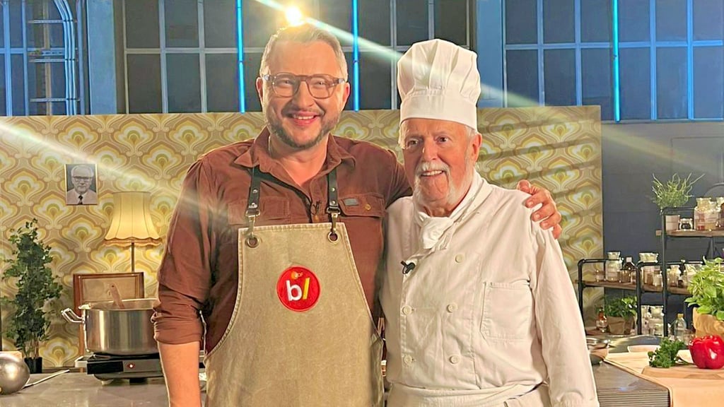 Der Reinsdorfer Koch Erich Klukas (r.) erhielt eine Einladung zur ZDF-Sendung „besseresser“ mit TV-Koch Sebastian Lege, die am 7. Oktober, 20.15 Uhr, ausgestrahlt wird. Klukas kochte mit dem Fernsehkoch eine typische DDR-Soljanka.