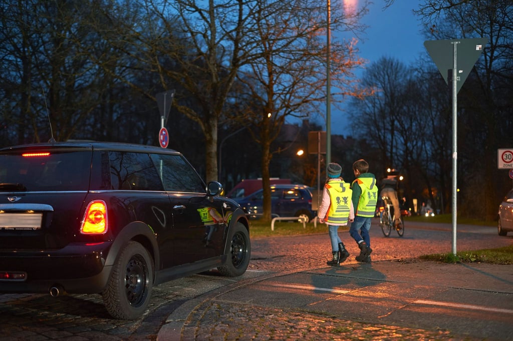 Warnwesten für Kinder versprechen mehr Sicherheit im Straßenverkehr. Doch längst nicht jedes Modell erfüllt diesen Anspruch.