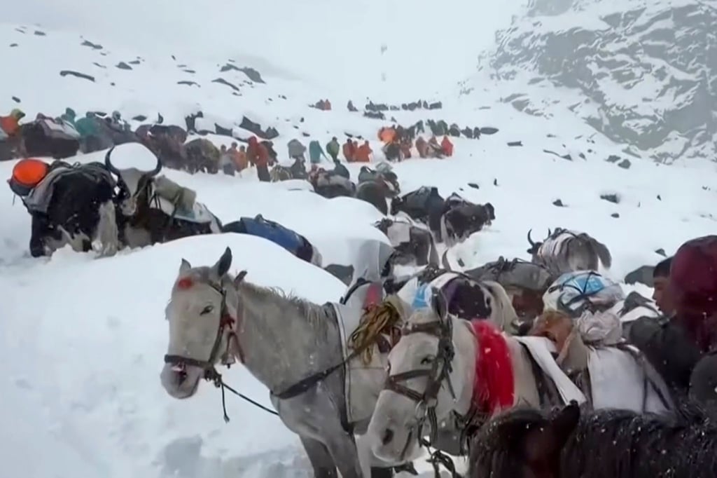 Wanderer sitzen am Mount Everest fest.
