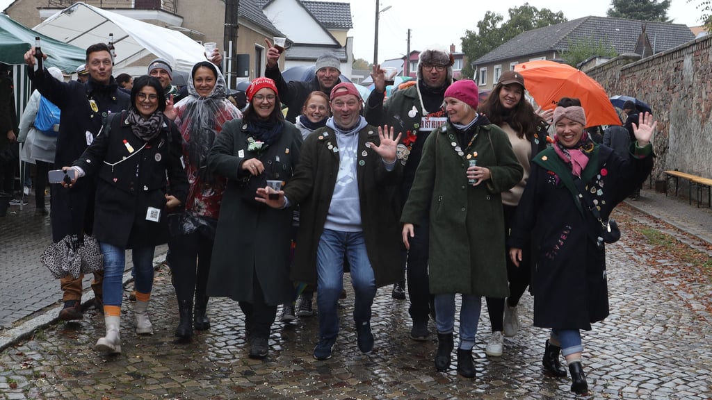 Superstimmung gegen Schauerwetter: Mehr als 800 Teilnehmer haben beim Lodenmantelrennen in Klein Ammensleben gemacht - so viel wie noch nie.
