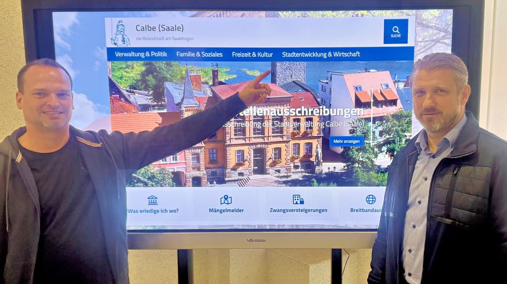 Der Verantwortliche für die Informationstechnik in der Stadtverwaltung Calbe Steve Daniel (links) tauscht sich mit Bürgermeister Sven Hause zur Gestaltung der neuen Webseite aus.